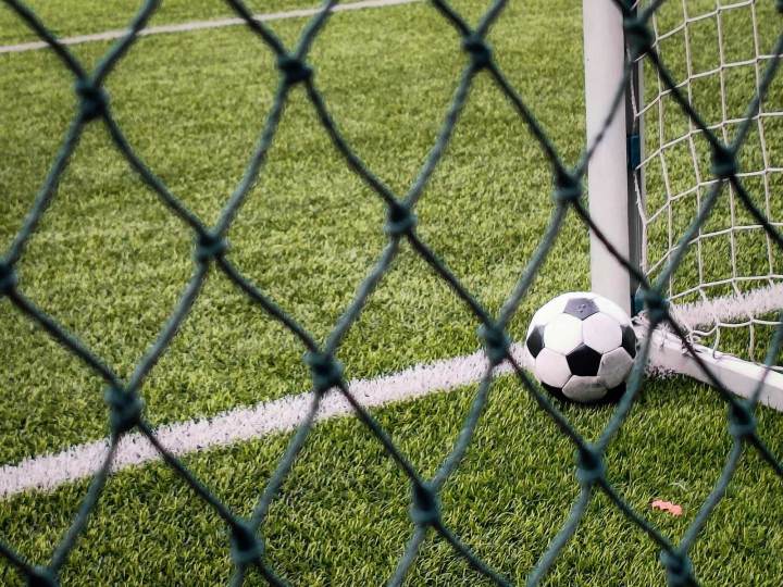 巴里奥斯闪击约罗染红，马竞2-0十人曼联，卡里克造24年耻辱纪录